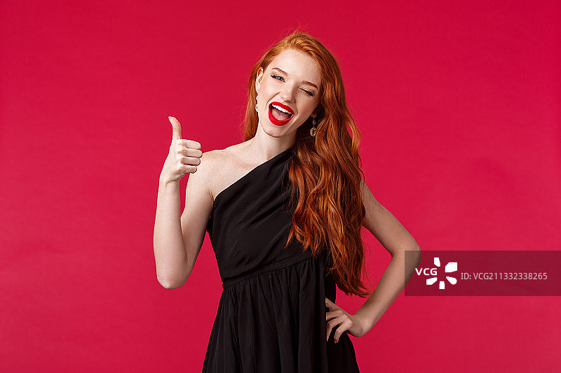 微笑的年轻女子的肖像手势，而站在红色的背景图片素材