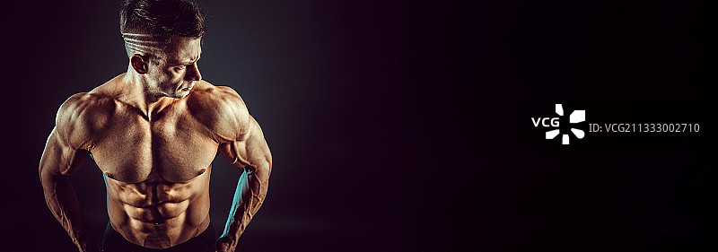 肌肉发达的健美运动员图片素材