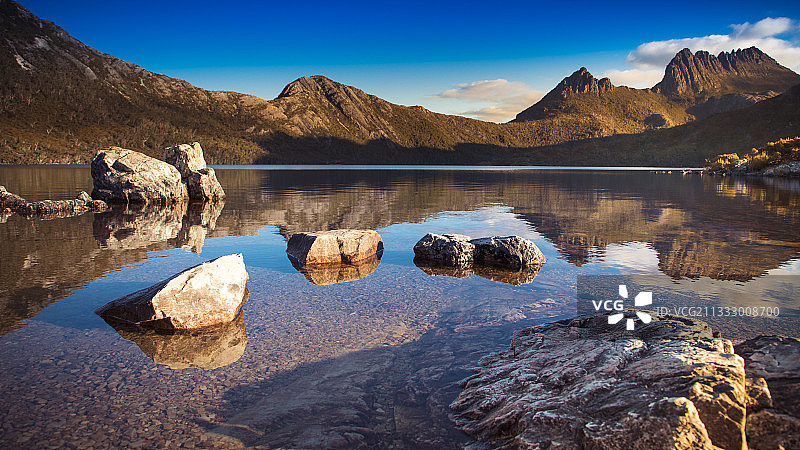 风景优美的湖和山脉映衬着蓝天，澳大利亚图片素材