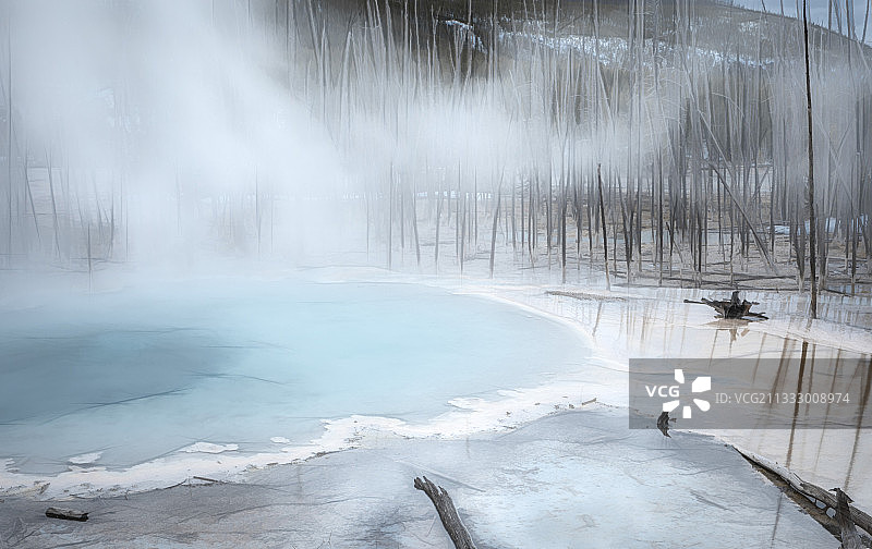美国黄石国家公园冬天结冰的湖泊风景图片素材