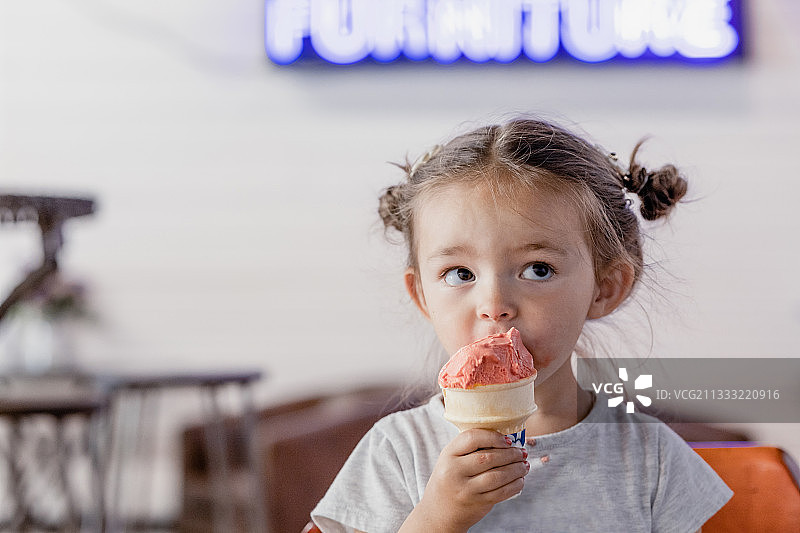 女孩吃冰淇淋的肖像，Wilkeson，华盛顿，美国，美国图片素材