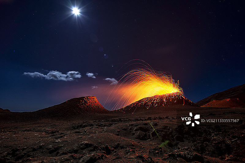 2015年7月31日留尼旺岛火山喷发图片素材