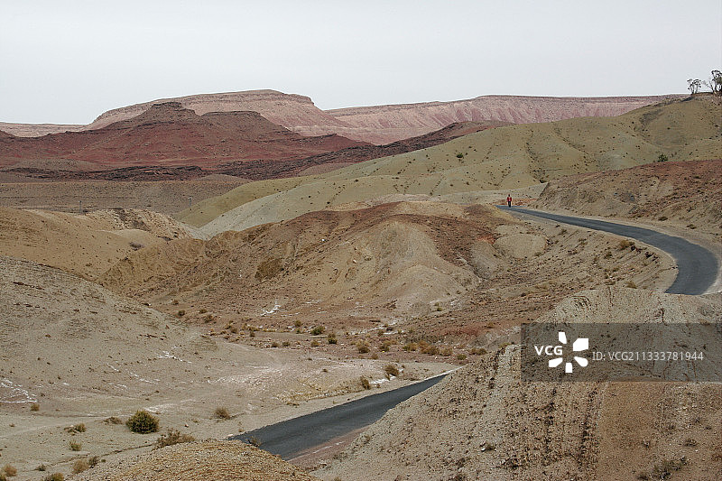 沙漠山丘和公路摩洛哥高阿特拉斯图片素材