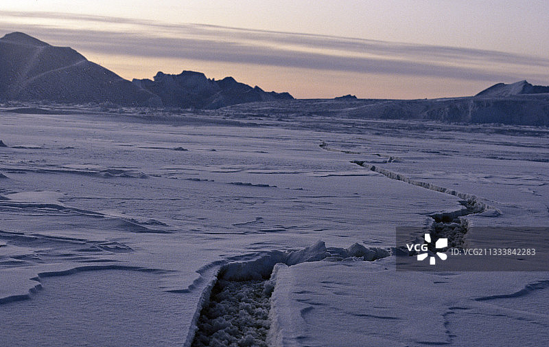 南极阿德利海岸的冰障断裂图片素材