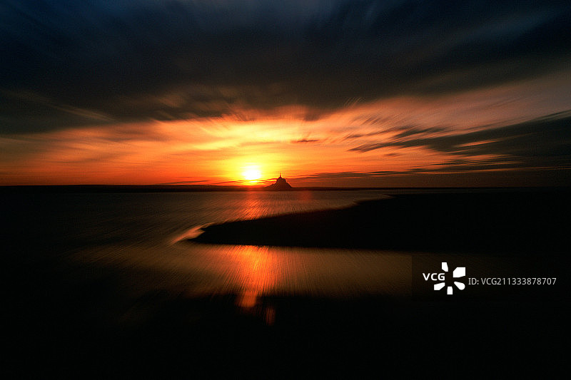 法国圣米歇尔湾的日落图片素材