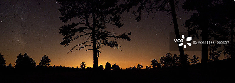 日落后不久的法国文图山的夜空图片素材