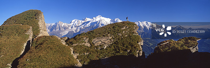 Aiguille de Varan的山峰面对着勃朗峰图片素材