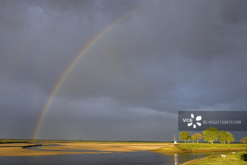 法国索姆-皮卡迪河上的彩虹天空图片素材