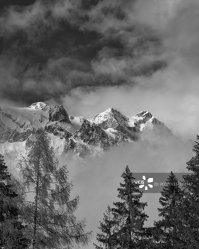 低角度的雪山对天空，奥地利图片素材