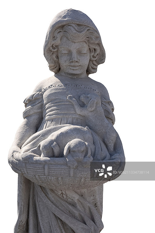 近距离的石头雕塑的女孩抱在篮子里的小狗在白色的背景图片素材
