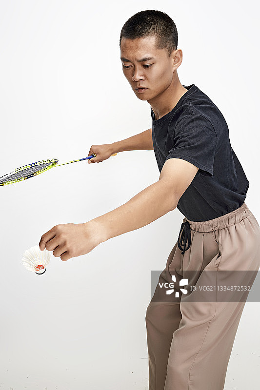 白色背景下健硕的亚洲羽毛球运动员形象图片素材