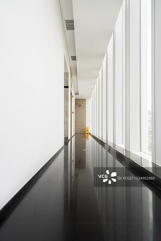 长廊 标记 小心地滑 指示牌 地板 反射 镜面 商务 科技园图片素材