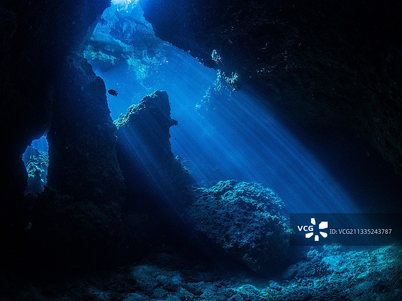 泰国水下岩层的低角度视图图片素材