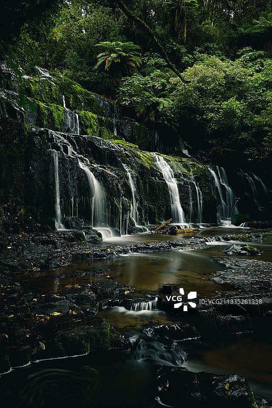 森林瀑布的风景，普拉卡努伊瀑布，奥塔哥，新西兰图片素材