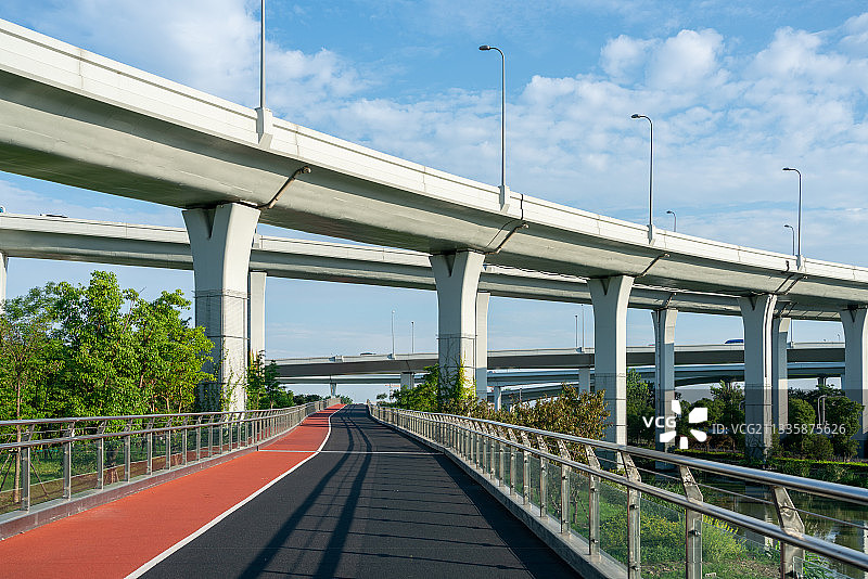 高速公路立交桥下的健身步道图片素材