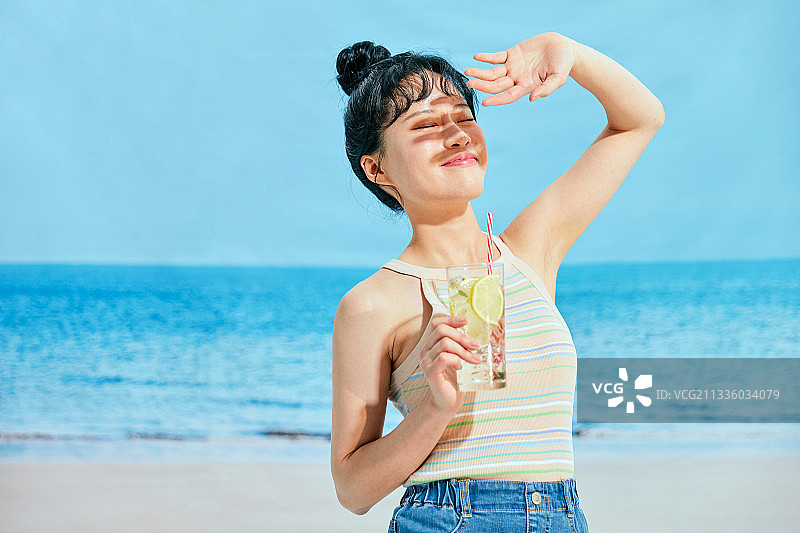夏天，海滩，快乐的表情，女人，凉爽，商业活动，鸡尾酒，用手遮着太阳图片素材