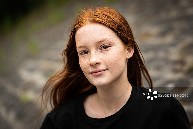 一个十几岁的女孩在森林里的肖像，杰特，比利时图片素材