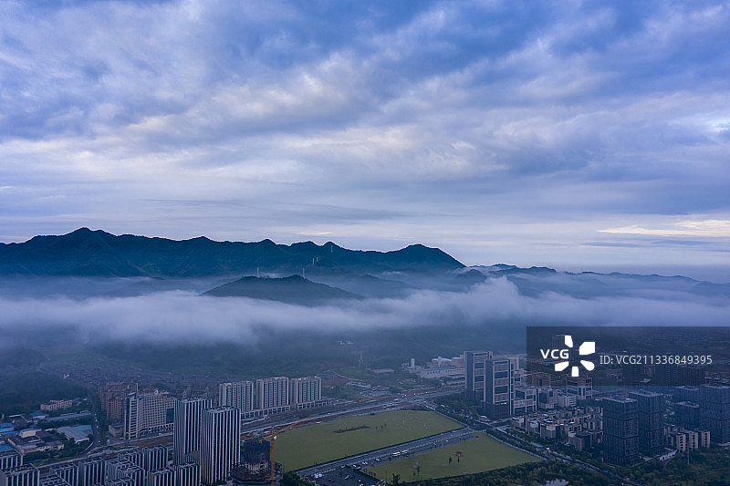 浙江杭州：梅雨季早晨的平流雾图片素材