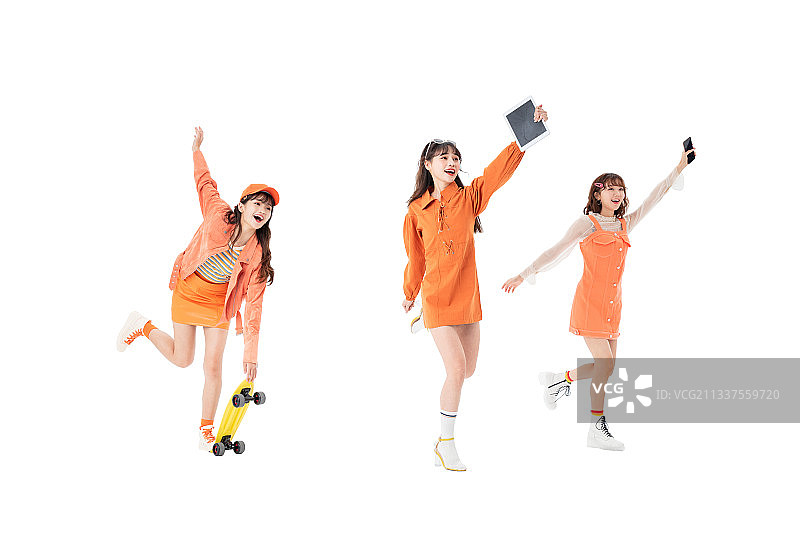 三个充满活力的年轻女生奔跑跳跃图片素材
