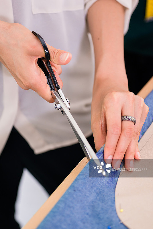 在裁缝店用剪刀剪布的细节图片素材