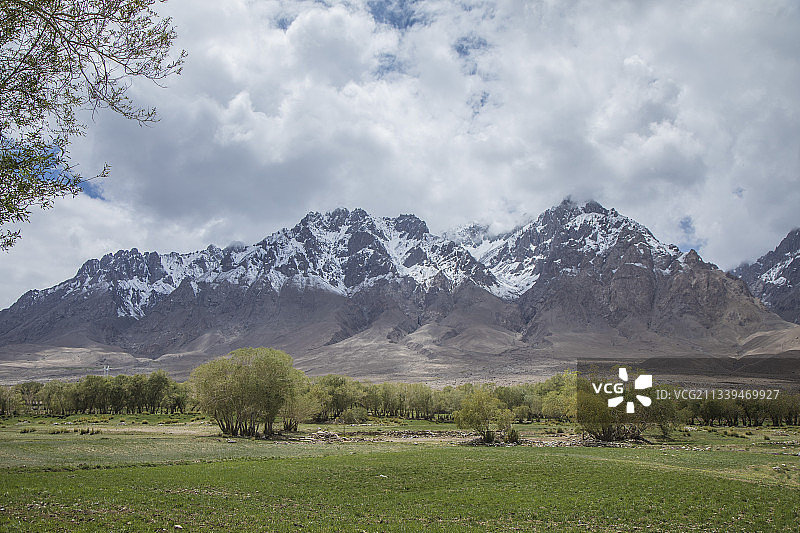 新疆帕米尔高原的雪山与草原，优美的环境好似人间天堂图片素材