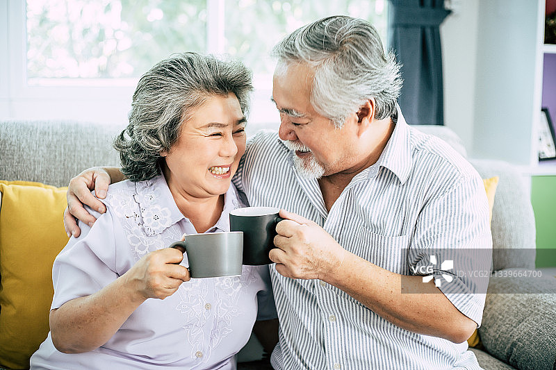 老年夫妇一起聊天，喝咖啡或牛奶图片素材