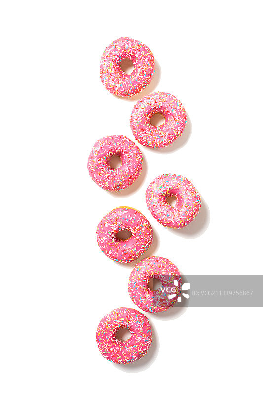 特写甜甜圈对白色的背景图片素材
