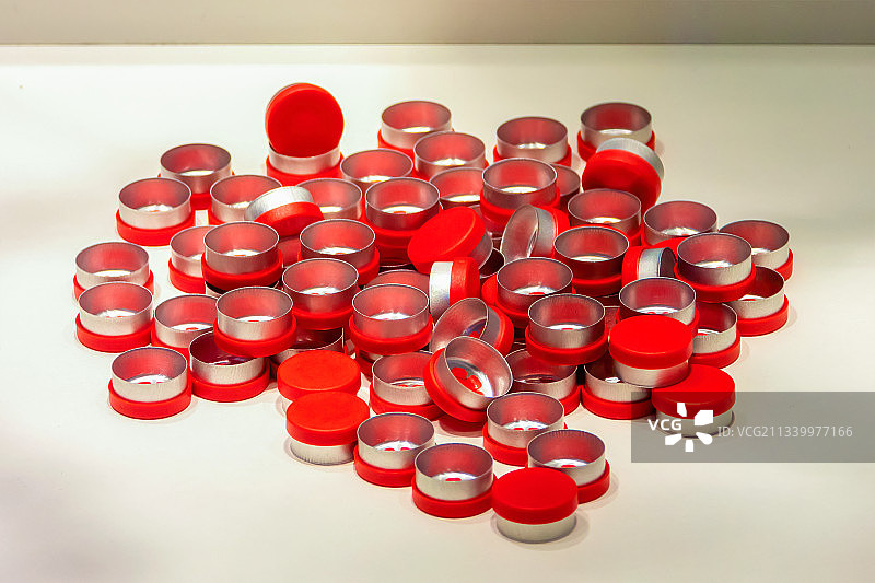 高角度的红色药物排列在白色的背景图片素材