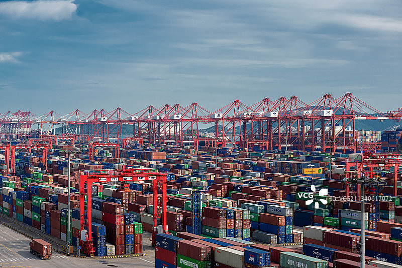 上海洋山港港口集装箱整齐划一装运繁忙图片素材