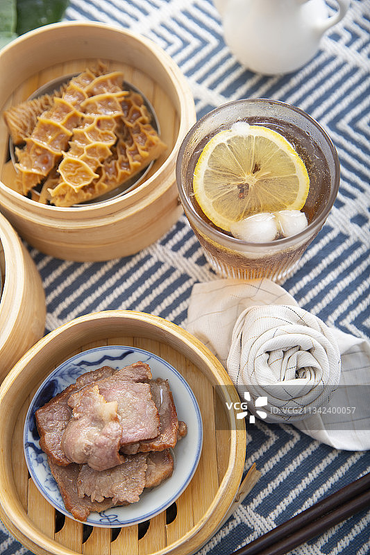 中华美食广式早茶蒸牛肚、叉烧和柠檬茶图片素材