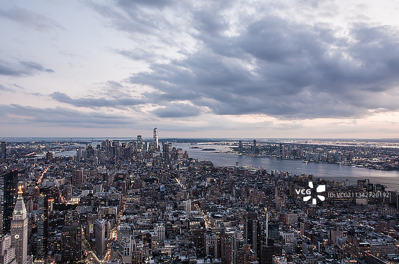 帝国大厦俯瞰夕阳下的纽约图片素材