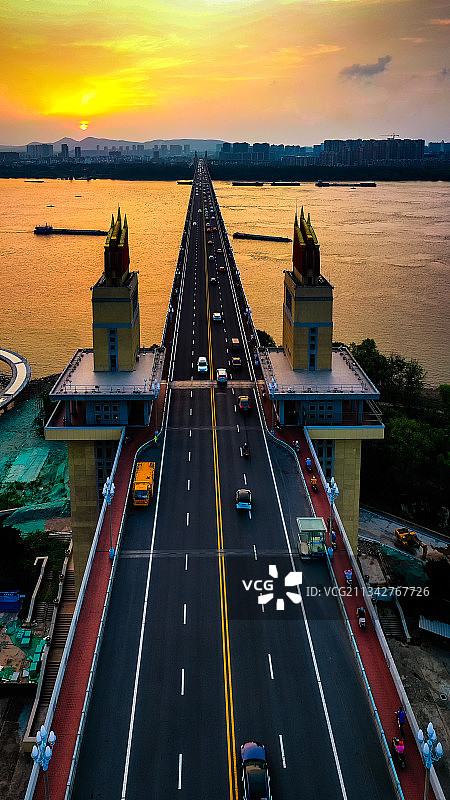 南京，长江大桥悬日图片素材