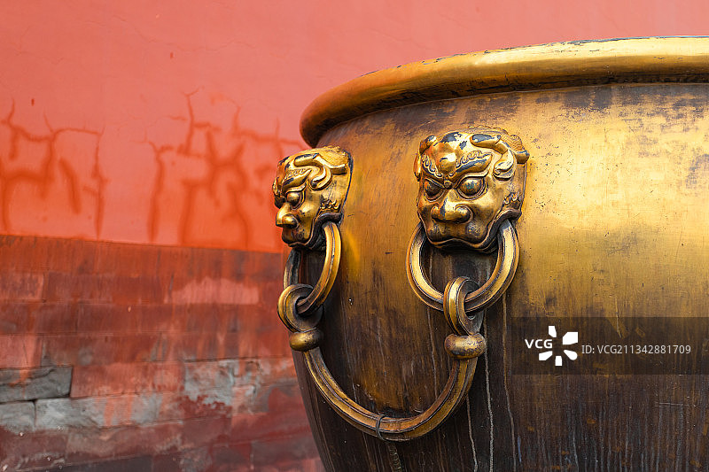 夏季中国北京故宫里的铜水缸图片素材