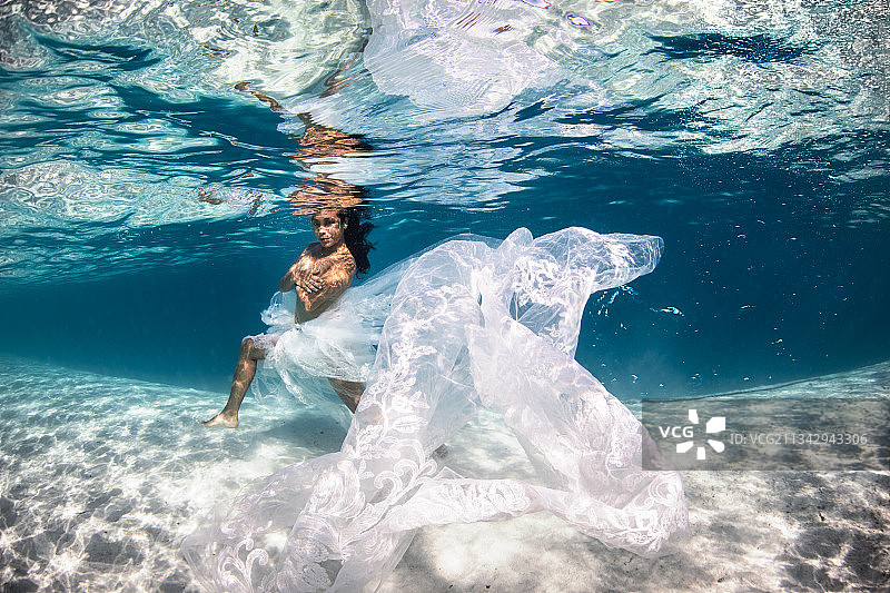 法属波利尼西亚波拉波拉岛，一名女子在水下游泳图片素材