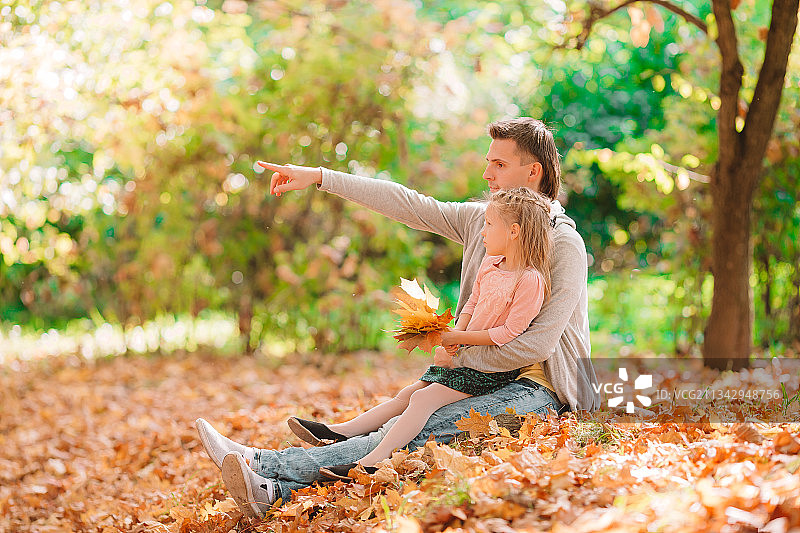 年轻夫妇在大自然中享受秋日图片素材