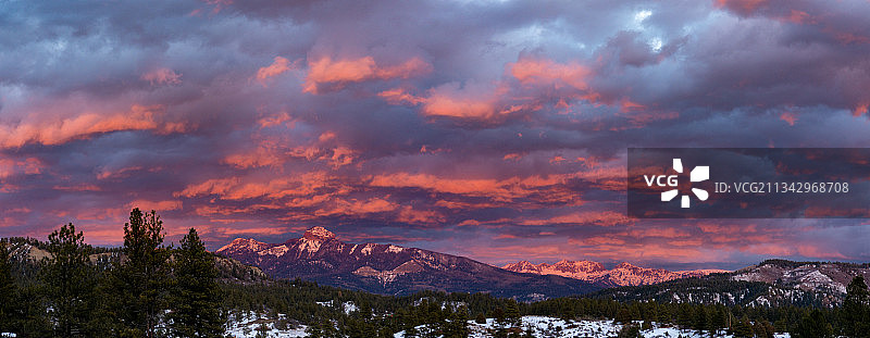 美国，科罗拉多州，帕戈萨斯普林斯，日落时，白雪皑皑的山脉与天空的风景图片素材