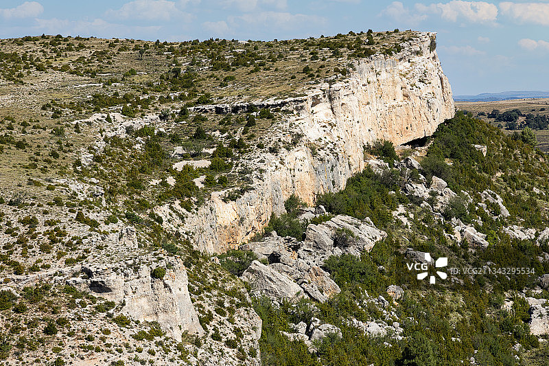 西班牙，天空下的岩石山脉的风景图片素材