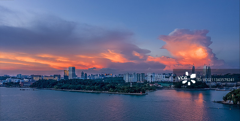 新加坡，日落时建筑物与天空的河流风景图片素材