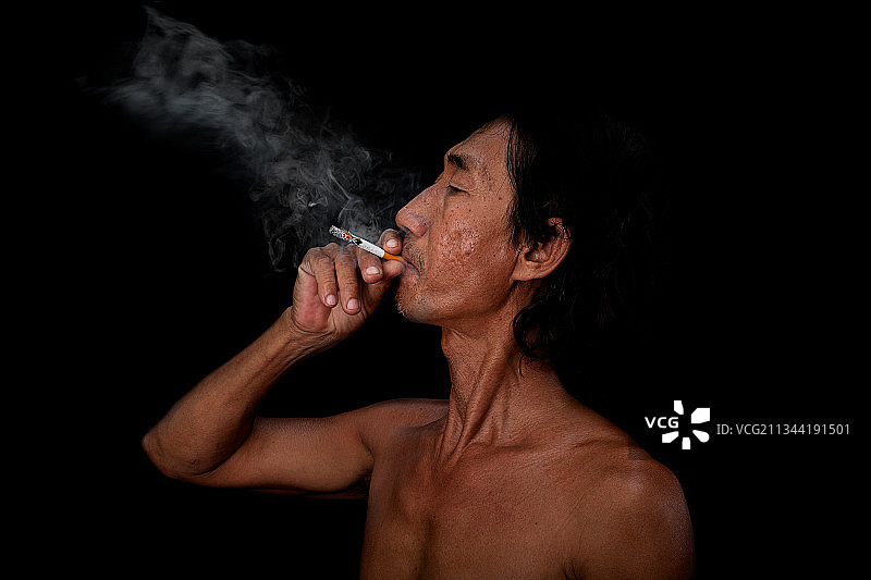 老人在吸烟，泰国图片素材