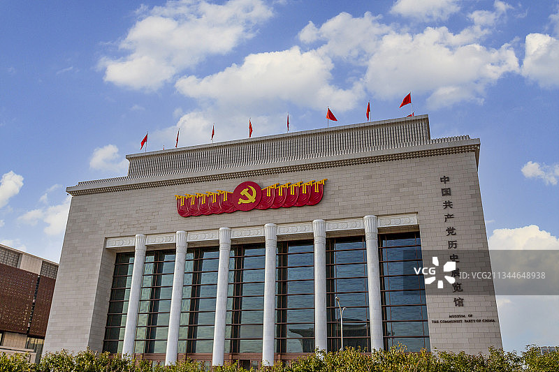 蓝天白云下的中国共产党历史展览馆图片素材