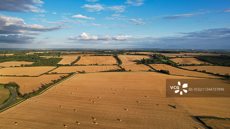 英国霍顿征服区，天空对着农田的鸟瞰图图片素材