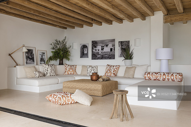 地中海式客厅的大沙发，浅色调图片素材
