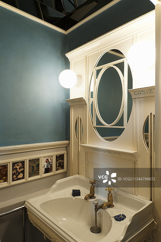 浴室里设计师镜面下的水池图片素材