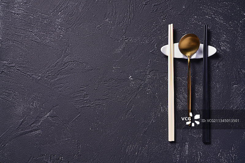 石板上的筷子和公筷图片素材