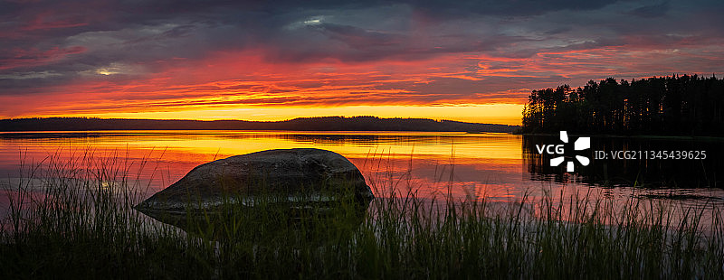 芬兰索穆萨米，橙色天空下的湖泊风景图片素材