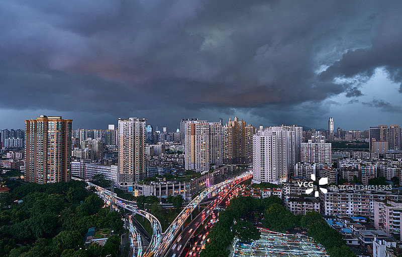中国广州城市天空乌云暴雨风光图片素材