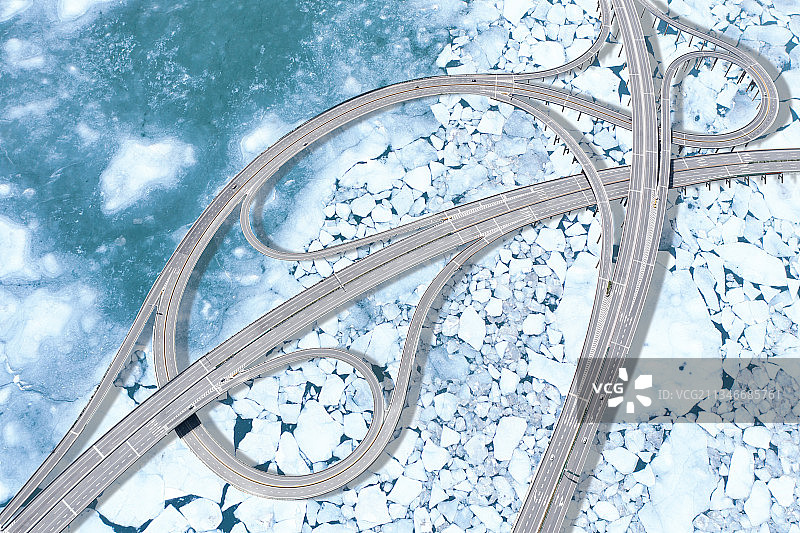 冰海上的高架桥图片素材
