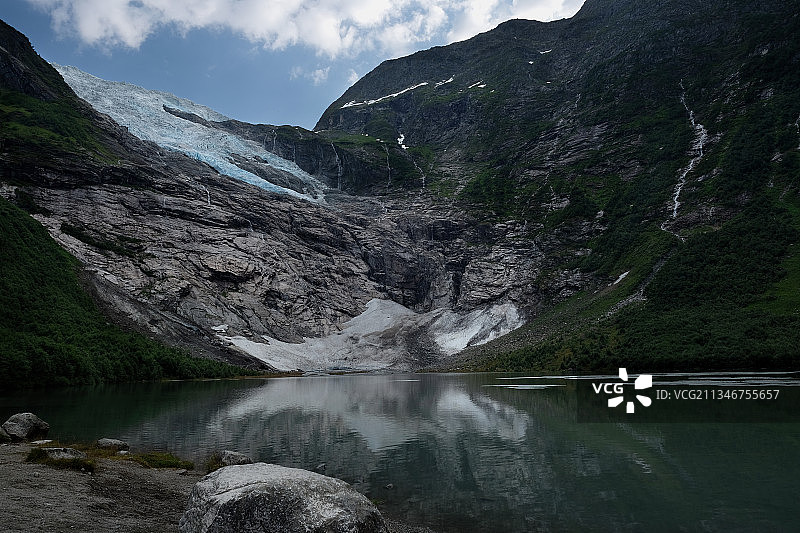 挪威，天空映衬着群山的湖泊风景图片素材