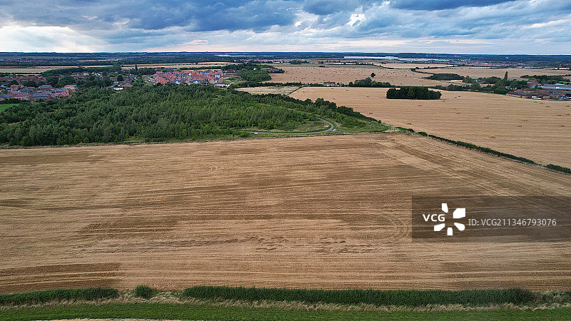 英国霍顿征服区，天空映衬下的农田风景图片素材