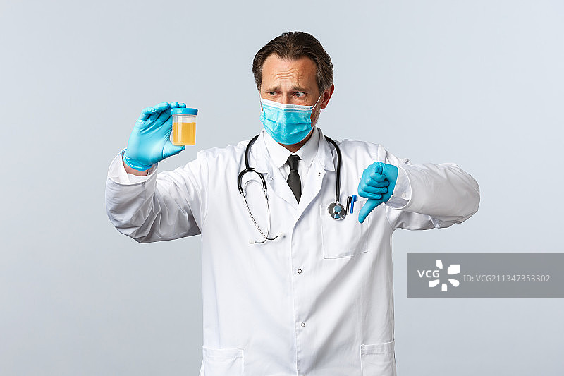 医生的肖像手持注射器在白色的背景图片素材